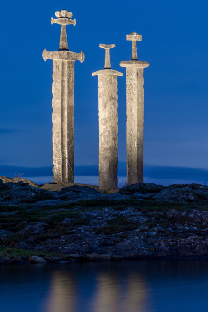 Sverd i Fjell monumentet i Stavanger, Norge. Bilde tatt i skumring